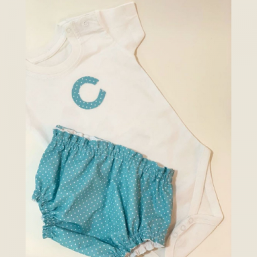 ropa con nombre del niño